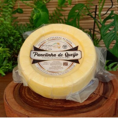 Queijo panelinha Fazenda Bela Vista sobre mesa de madeira.