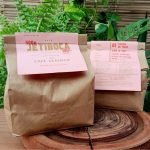 Café Jetiboca em grãos com torra média em embalagem de 500 gramas sobre mesa de madeira.