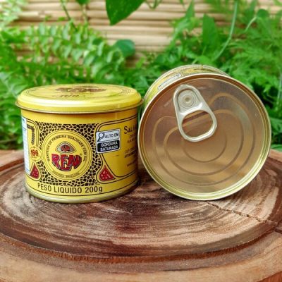 Manteiga real em lata de 200 gramas, sobre mesa de madeira.