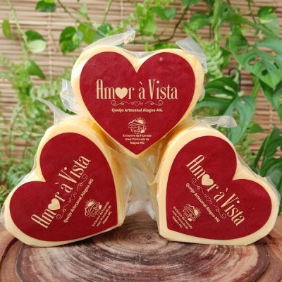 Queijo coração produzido em Alagoa-MG, sobre mesa de madeira.