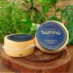 Queijo prato cobocó dourado embalado sobre mesa de madeira.