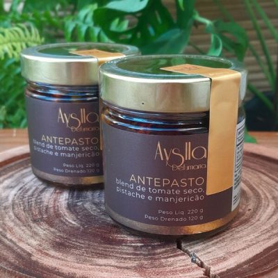 Antepasto de tomate seco, pistache e manjericão em embalagem com 220 gramas.