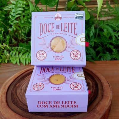 Doce de leite com amendoim Dona Lázara com 200 gramas, em caixa presenteável.
