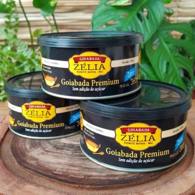 Goiabada Zélia sem açúcar em lata de 360 gramas sobre mesa de madeira.