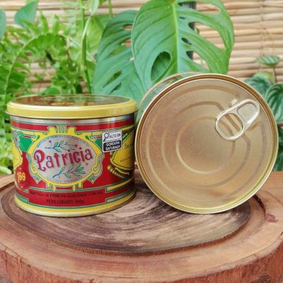 Mateiga Patrícia em lata de 500 gramas sobre mesa de madeira.