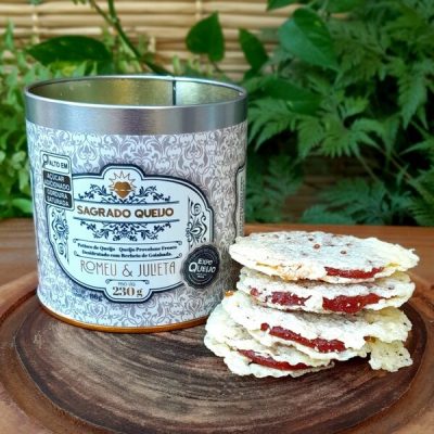 Provolone desidratado com goiabada Sagrado Queijo, em lata decorativa com 230 gramas.