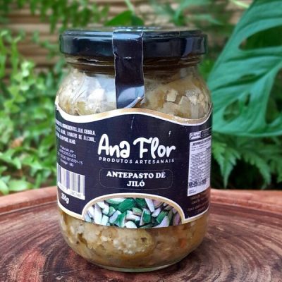 Antepasto de jiló Ana Flor em embalagem de vidro com 250 gramas, sobre mesa de madeira.