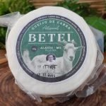 Queijo de Cabra Artesanal Betel sobre mesa de madeira.
