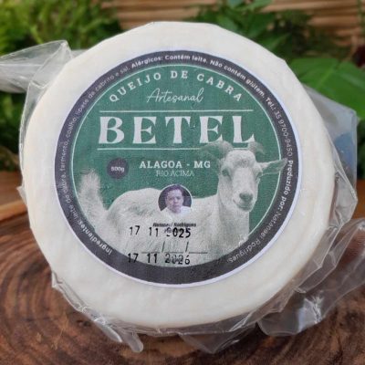 Queijo de Cabra Artesanal Betel sobre mesa de madeira.