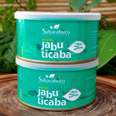 Doce de jabuticaba sem açúcar, de corte, em lata de 400 gramas sobre mesa de madeira.