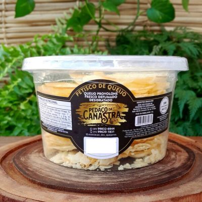 Provolone desidratado Pedaço da Canastra em embalagem com 150 gramas.