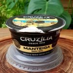 Manteiga Cruzilia sem sal em pote fechado com 200 gramas sobre mesa de madeira.