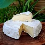 Queijo Camembert Serra das Antas sobre mesa de madeira.