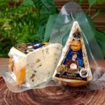 Queijo Santo Casamenteiro fracionado, produzido pelo laticínio Cruzília em Minas Gerais.