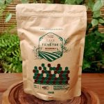 Café gourmet Fenêtre em grãos, em embalagem com 500 gramas sobre mesa de madeira.