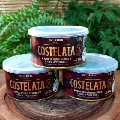 Costelata, a costela na lata em lata com 350 gramas, sobre mesa de madeira.