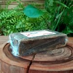 Rapadura de Minas em barra de 550 gramas sobre mesa de madeira.
