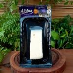 Queijo a lenda embalado, sobre mesa de madeira.