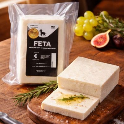 Queijo Feta Minas Cabra sobre mesa de madeira.